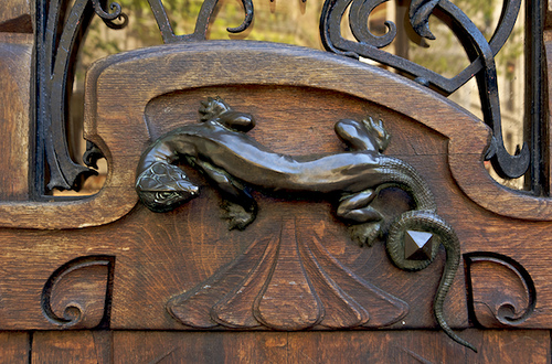 lizard-door-handle-on-paris-building-art-nouveau-architecture1
