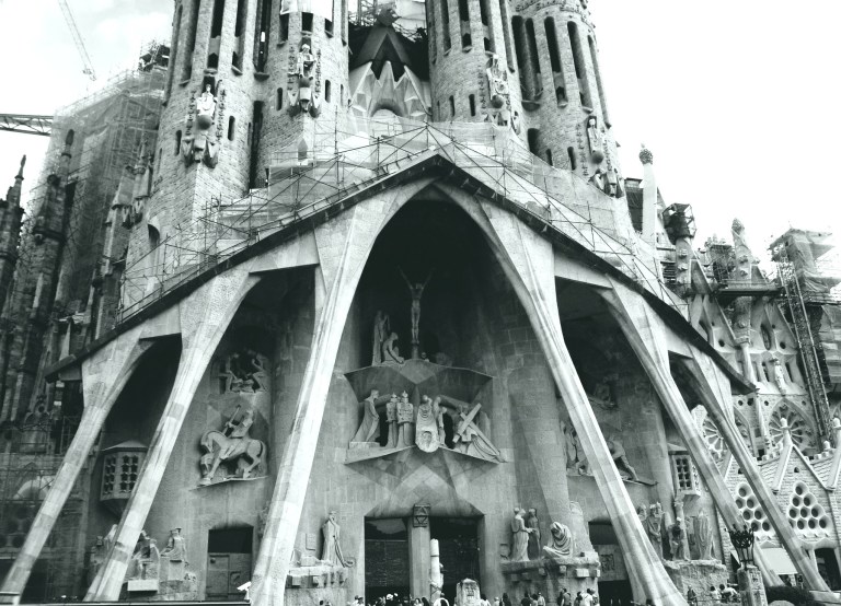 sagrada-familia-passion-facade-portico