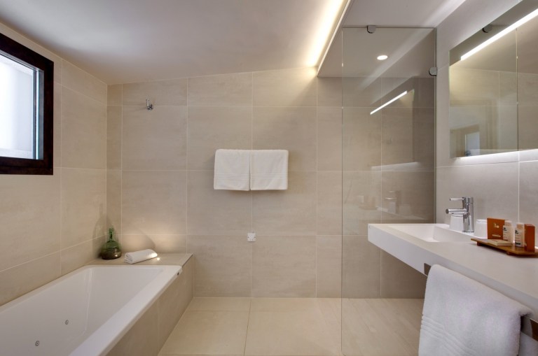 Salle-de-bains-de-la-petite-Maison-1970px-1920x1274