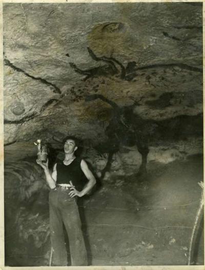 lune-des-rares-photos-de-1940-dans-la-grotte-avec-le-plus-agee-des-decouvreurs-marcel-ravidat-sous-le-celebre-grand-taureau_0